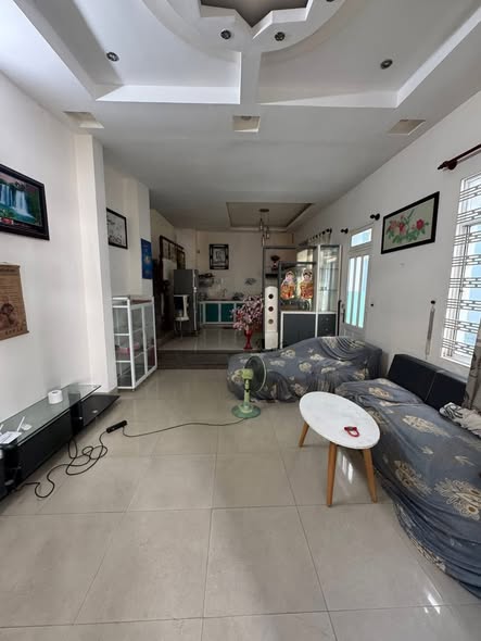 Cho thuê nhà 3 tầng 2 mặt kiệt oto tải lê duẩn thông hoàng hoa thám, kiệt vào 3m5 gần đường chính