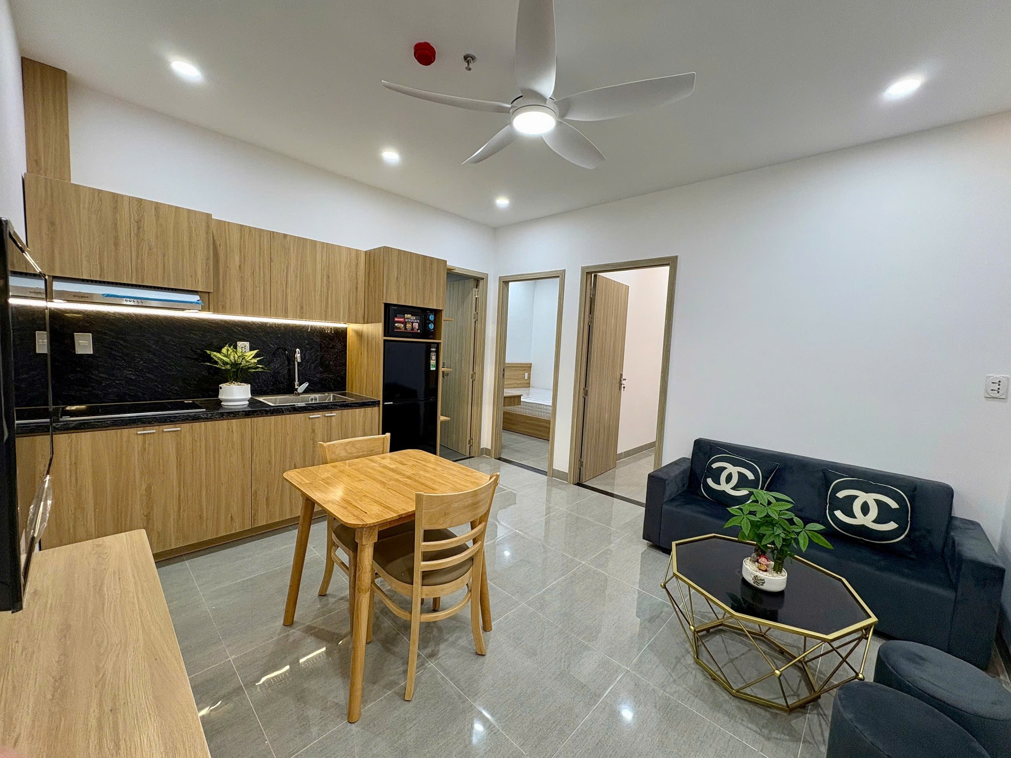 Trống sẵn căn hộ thiết kế 2 phòng ngủ.